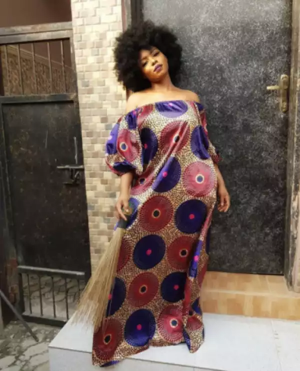 Haters Will Talk :- Yemi Alade Spotted Holding 